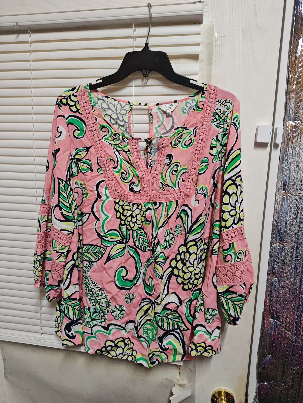 crown & ivy Pink Floral Crochet-Trim Tunic Top